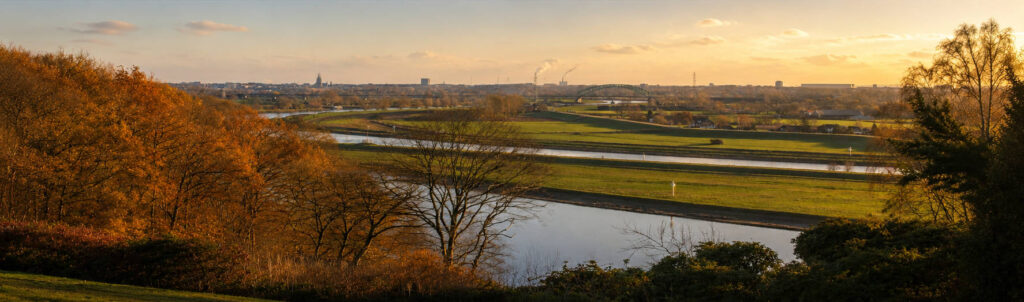 Panoramafoto van de Duno bij Doorwerth tijdens golden hour met uitzicht over de uiterwaarden en de Nederrijn.